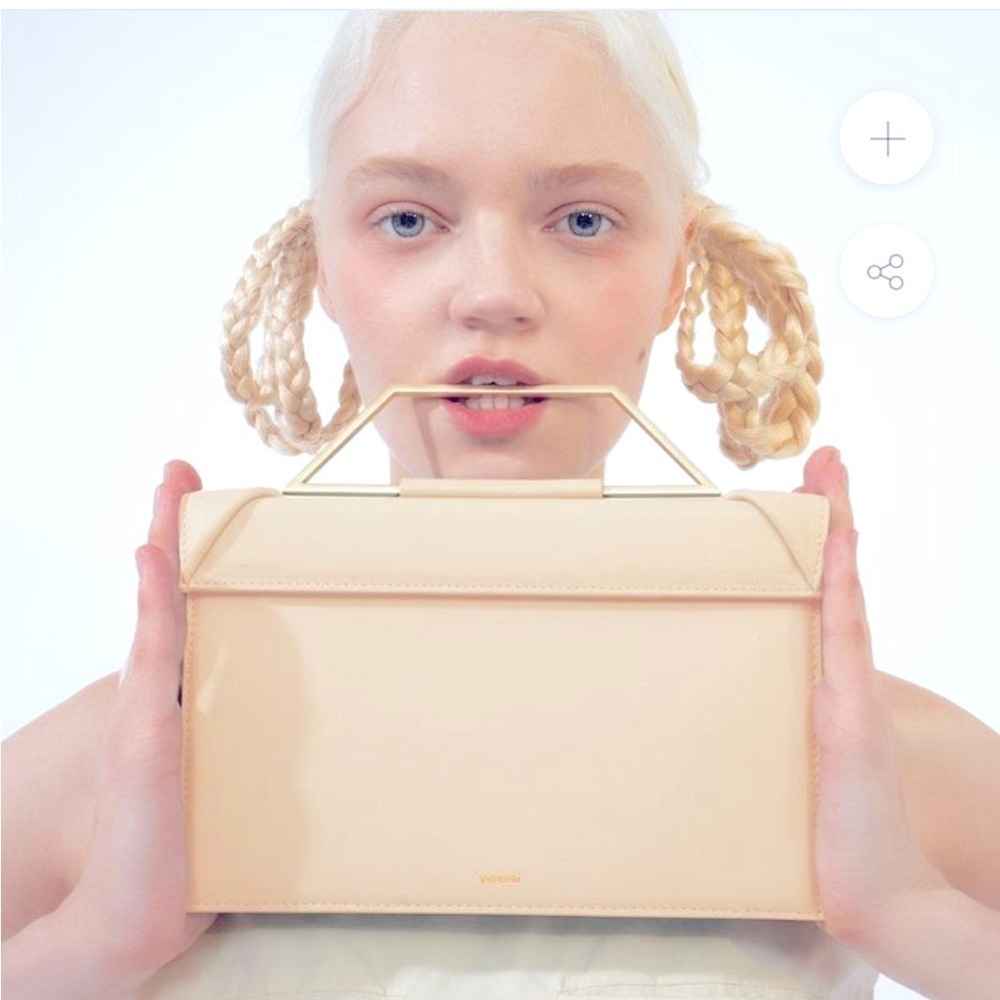 Yee Si Creamy off white click fold bag with geometric  handle - cross body